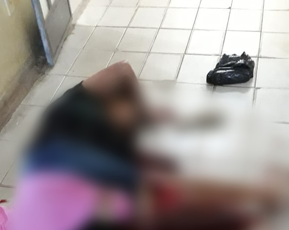 Mulher morreu depois de chutar e quebrar porta de vidro de unidade de SaÃºde em SardoÃ¡ â Foto: Redes Sociais