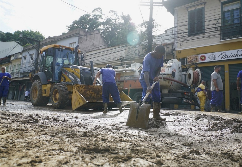 Funcionários trabalham na retirada de lama e escombros das principais ruas de Petrópolis. — Foto: Marcos Serra Lima/g1