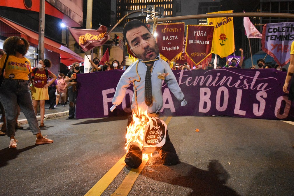 Boneco do deputado Arthur do Val (sem partido) é queimado durante manifestação do Dia da Mulher nesta terça (8) em São Paulo — Foto: ROBERTO SUNGI/FUTURA PRESS/ESTADÃO CONTEÚDO