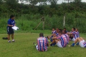 Técnico do Tocantins, Célio Ivan, orienta time antes do amistoso (Foto: Vilma Nascimento/GloboEsporte.com)
