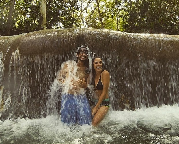 Rafa Brites e Felipe Andreoli se divertem na cachoeira (Foto: Arquivo Pessoal)