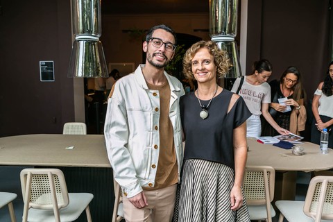 Rafael Belem e Regina Misk, e atrás, a mesa da CaesarStone, onde o workshop foi realizado