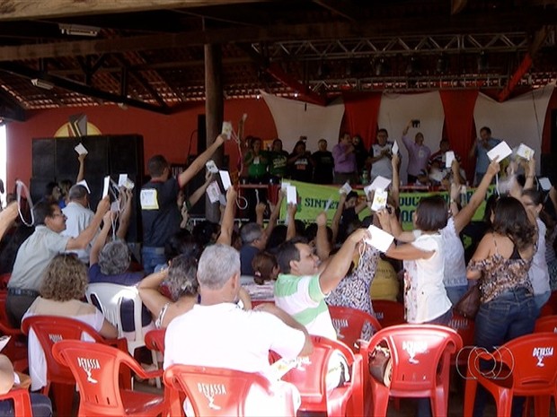 Professores estaduais se reuniram e decidiram suspender greve  (Foto: Reprodução/TV Anhanguera)
