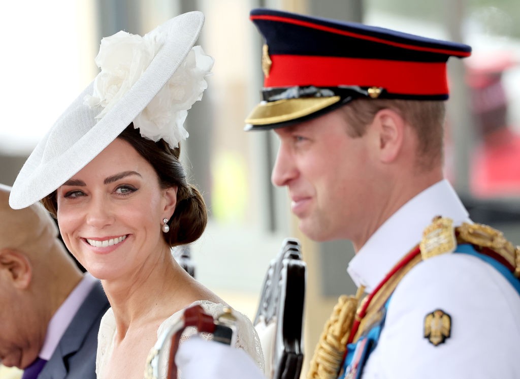 KINGSTON, JAMAICA - MARCH 24: Prince William, Duke of Cambridge and Catherine, Duchess of Cambridge smile as they attend the inaugural Commissioning Parade for service personnel from across the Caribbean who have recently completed the Caribbean Military  (Foto: Getty Images)