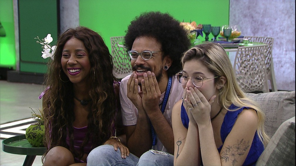 João Luiz vibra com mensagem da família no BBB21 — Foto: Globo