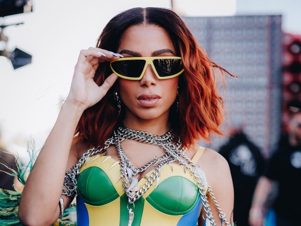 ELLE Brasil: Capa Anitta Chapéu Listrado