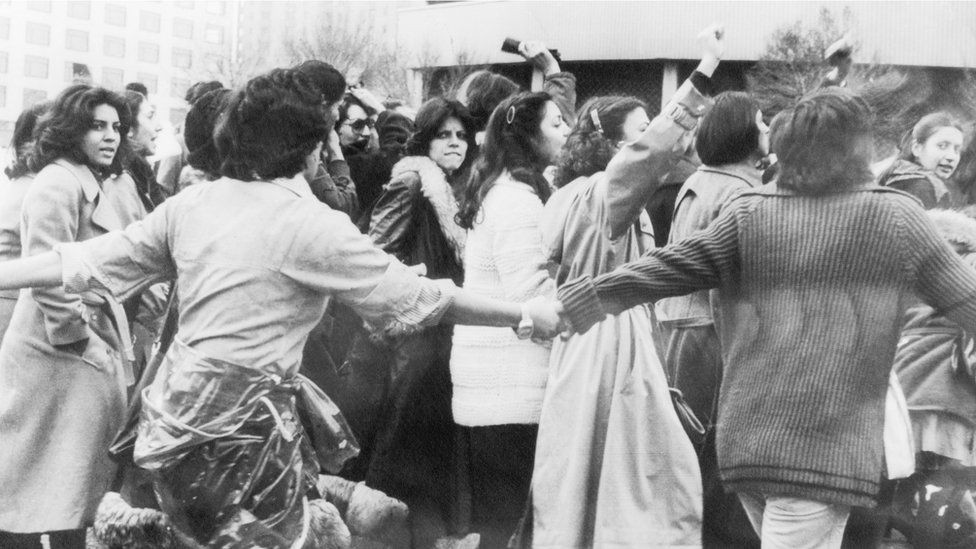 Mulheres protestam contra o hijab em 1979 (Foto: Getty Images via BBC News)