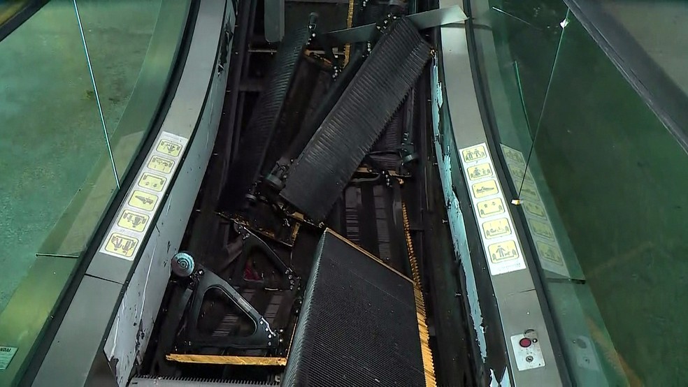 Situação nesta terça-feira (23) da escada rolante que apresentou problema técnico; segundo Bombeiros, escada estava subindo e degraus começaram a descer — Foto: Reprodução/TV Globo