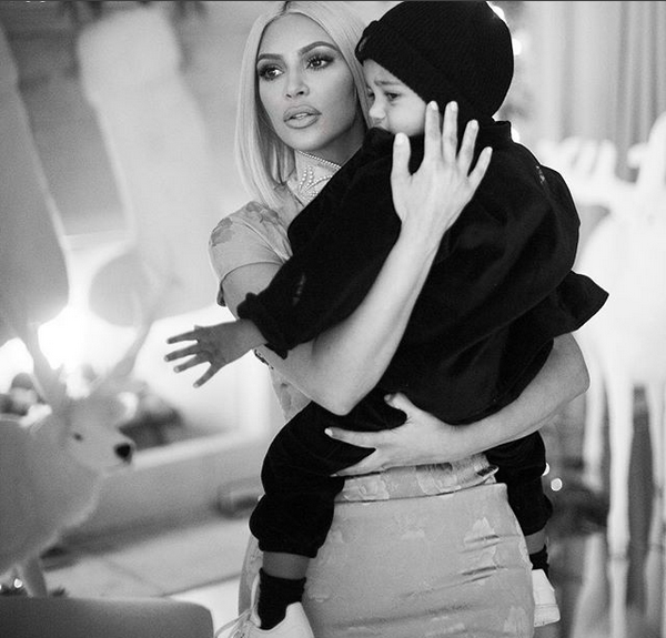 A socialite Kim Kardashian com o filho, Saint Kardashian West (Foto: Instagram)