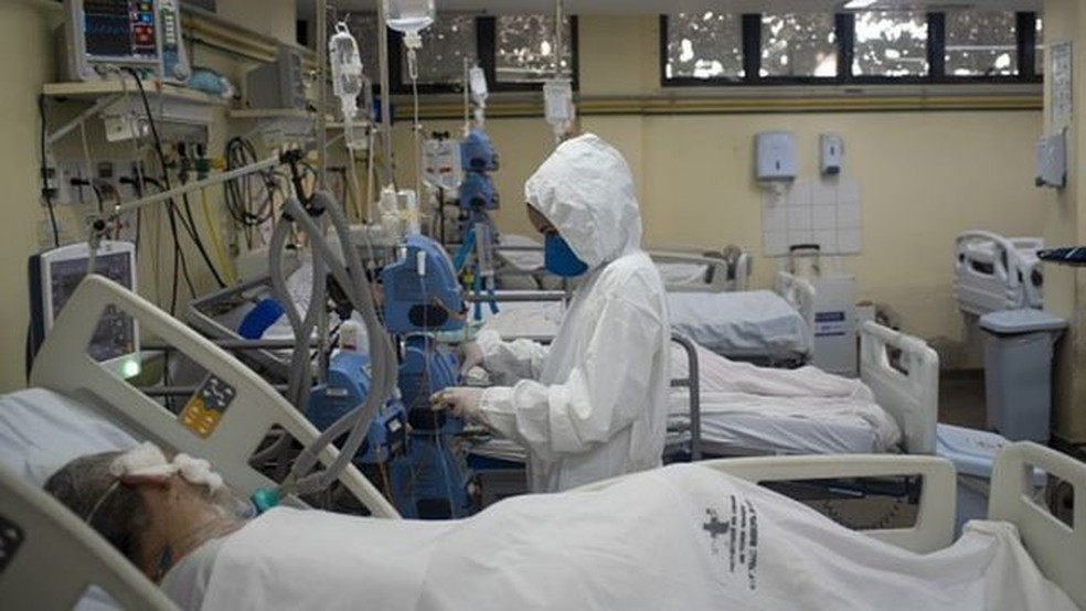 Aumento na taxa de hospitalização por infecções respiratórias faz com que 96% dos leitos da cidade do Rio de Janeiro estejam ocupados — Foto: Getty Images/Via BBC