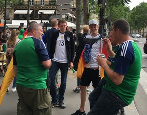 Norte-irlandeses e alemães conversam enquanto bebem cerveja em Paris (Foto: Felipe Barbalho/GloboEsporte.com)