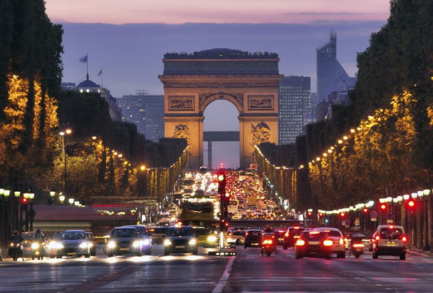 Não deixe de passar na Champs-Élysées para visitar as lojas  (Foto: Thinkstock)