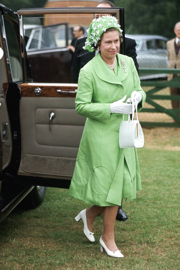 UNITED KINGDOM - JUNE 20:  Queen Elizabeth Ll Arriving Polo At Smiths Lawn Windsor After Ascot Races Wearing A Silk Mint Green Coat And Matching Dress With A Green And White Hat Designed By Milliner Simone Mirman.  (Photo by Tim Graham Photo Library via G (Foto: Tim Graham Photo Library via Get)