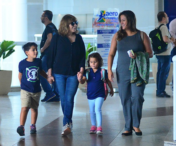 Renata Sorrah com a filha, Mariana e os netos, Miguel e Betina (Foto: Willian Oda/ Agnews)