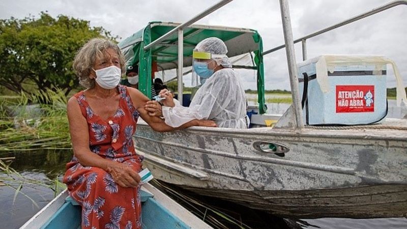 BBC Vacina de AstraZeneca/Oxford é produzida pela Fundação Oswaldo Cruz e utilizada na campanha de imunização contra a covid-19 no Brasil (Foto: Getty Images via BBC)