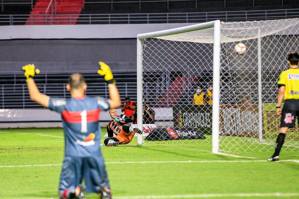 Victor Souza comemora cobrança convertida pelo CRB — Foto: Ailton Cruz/Gazeta de Alagoas