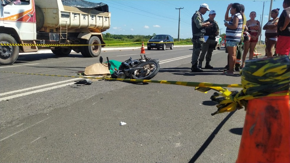 Motociclista morre na Avenida Poty, Zona Norte de Teresina  — Foto: Andrê Nascimento/g1
