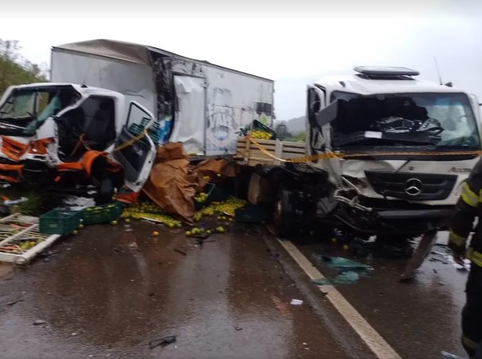 Acidente entre dois caminhões e um carro mata duas pessoas na SP-344, entre Vargem Grande do Sul e São Sebastião da Grama — Foto: Arquivo pessoal