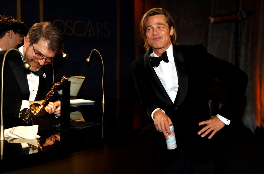 9 de fevereiro - Depois de ganhar o Oscar de Melhor Ator Coadjuvante por 'Era uma vez... Hollywood', Brad Pitt aguarda seu nome ser gravado na estatueta. — Foto: Eric Gaillard/Reuters