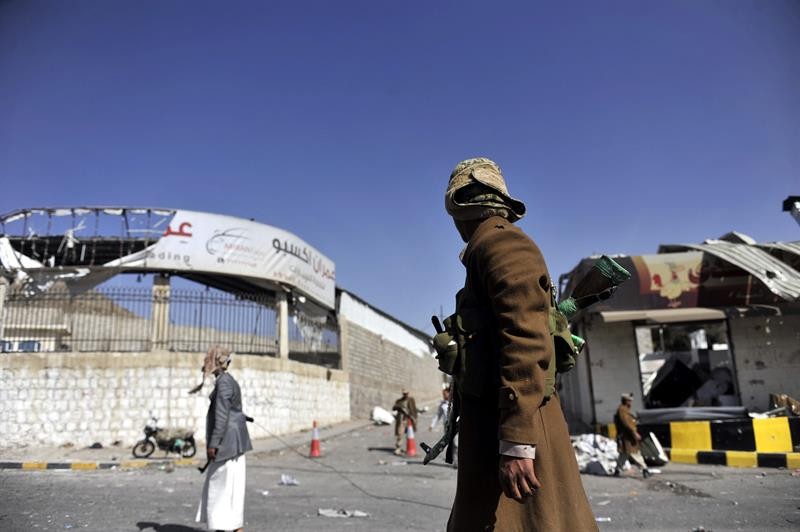 Combatentes xiitas patrulham as ruas perto do palácio presidencial em Saná (Foto: Agência EFE)