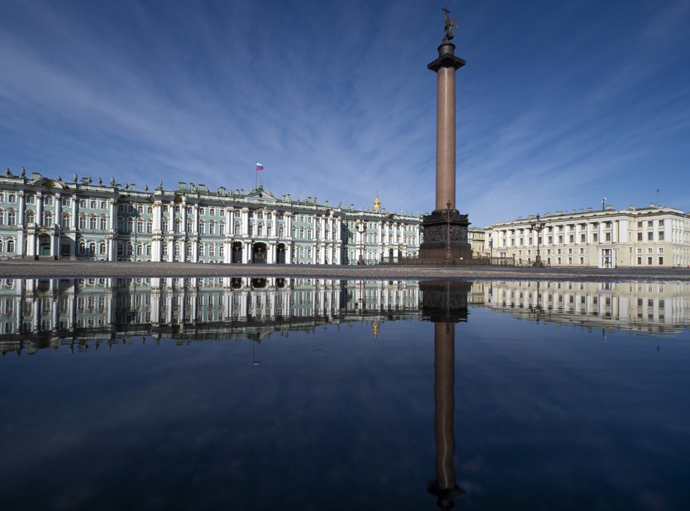 SÃO PETERSBURGO - Vista da praça Dvortsovaya (Palácio) vazia nesta terça feira (31), em São Petersburgo, na Rússia — Foto: Dmitri Lovetsky/AP
