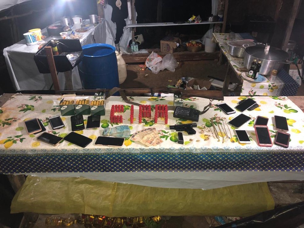 PM apreendeu dinheiro, arma, celulares e ouro com suspeitos — Foto: Divulgação/PM
