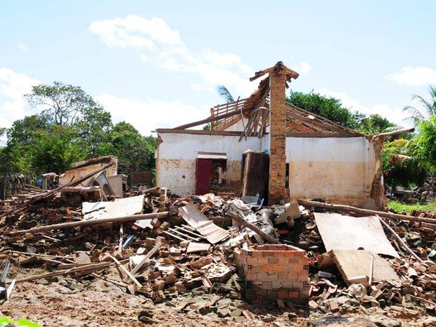Casas foram arrastadas e destruídas pela força da água da barragem (Foto: Francisco Gilásio)