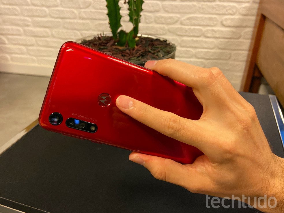 Biometria do Moto G8 Play: leitor de impressões digitais fica na marca da Motorola — Foto: Thássius Veloso/TechTudo