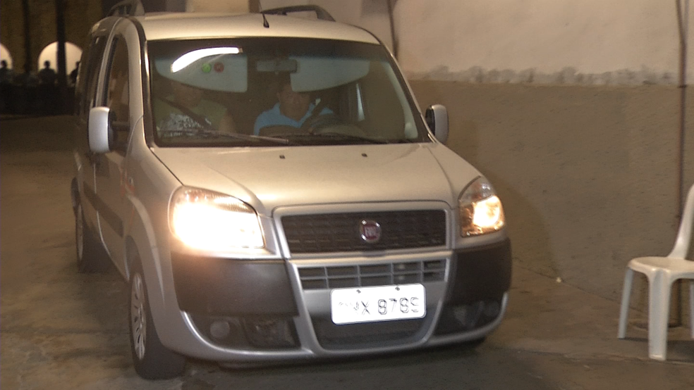 Policiais deixaram 5Âº BatalhÃ£o da PolÃ­cia Militar acompanhados de familiares e advogados em carros descaracterizados na noite desta terÃ§a-feira (18) (Foto: ReproduÃ§Ã£o/ TV Verdes Mares)