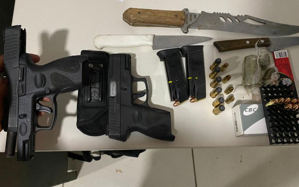 Armas de fogo, projéteis, facas e porções de maconha, que foram apreendidos com homens suspeitos de ameaçar PM, em Goiás — Foto: Divulgação/Polícia Militar