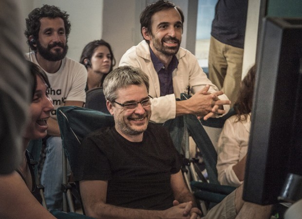 O diretor Andrucha Waddington com o ator Julio Andrade e equipe de produção (Foto: Mauricio Fidalgo/TV Globo)