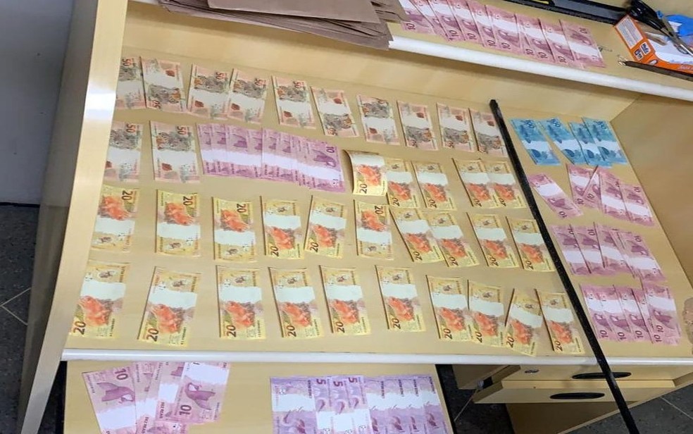 Cédulas que suspeito tentava enviar pelos Correios no município de Tobias Barreto (SE) — Foto: Divulgação/PF