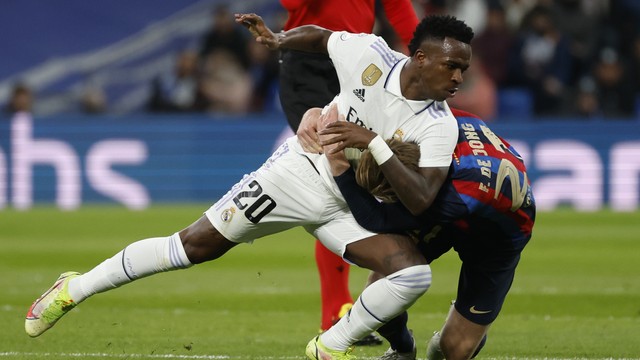 Falta de Vinicius Junior em De Jong para cartão amarelo em Real Madrid x Barcelona na semifinal da Copa do Rei