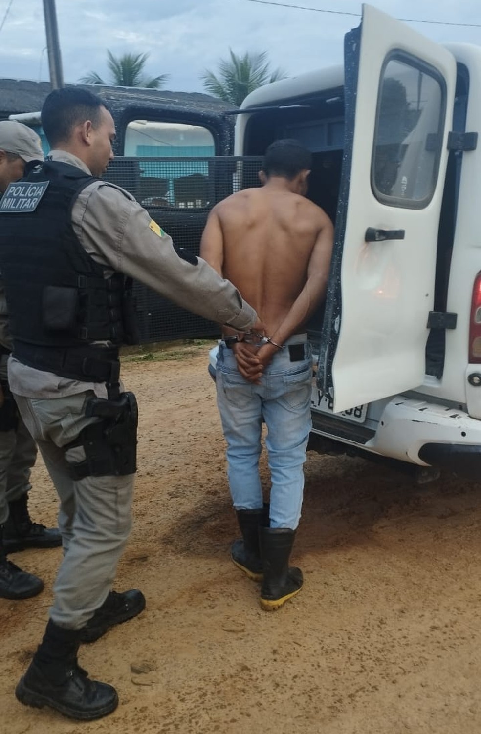 Suspeito foi preso próximo do local do crime e levado para delegacia — Foto: Arquivo/Polícia Militar 