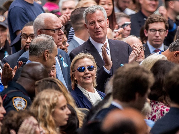  Candidata democrata Hillary Clinton (centro) durante evento ara lembrar os 15 anos do atentado de 11 de setembro  (Foto: AP Photo/Andrew Harnik)