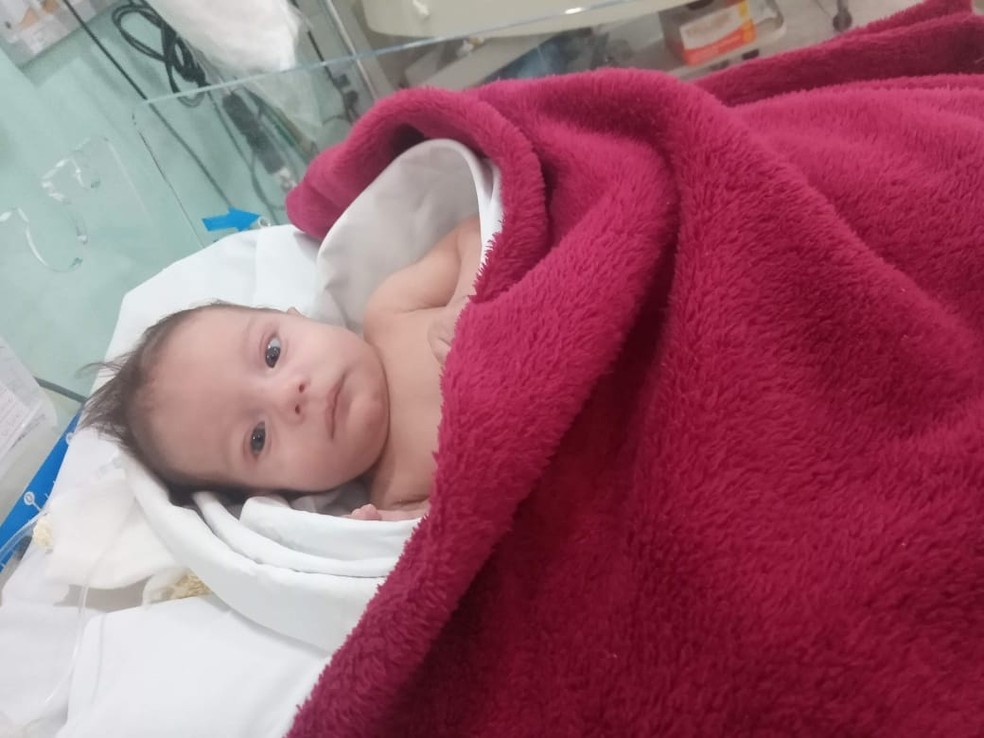 Bebê sofre queimaduras graves nos pés após hospital esquecer aquecedor ligado em Jacareí; família acusa hospital de negligência. — Foto: Arquivo pessoal