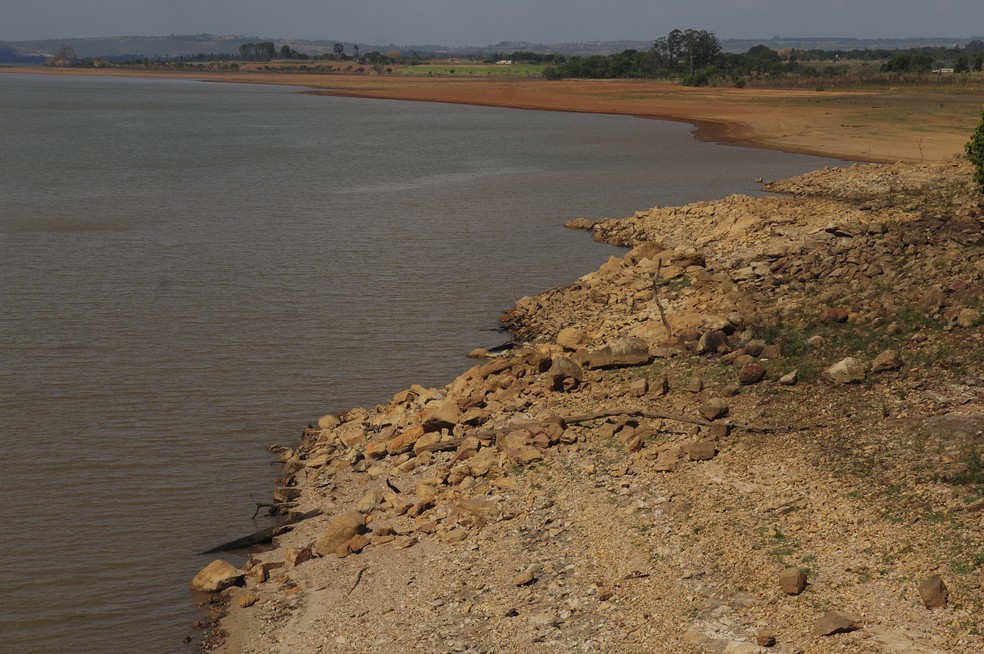 Barragem do rio Descoberto, responsável por abastecer 65% do Distrito Federal, em 16 de outubro de 2017; volume estava em 11,7% (Foto: Pedro Ventura/Agência Brasília)