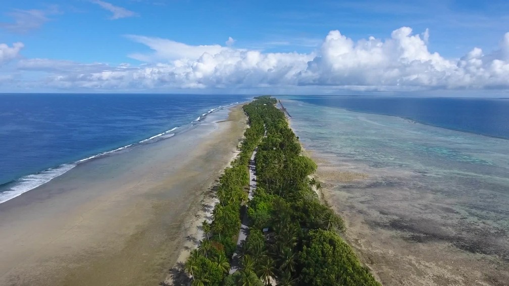 Praia que compõe as Ilhas Marshall, país localizado no Oceano Pacífico que corre risco de desaparecimento caso nível do mar aumente — Foto: Reprodução