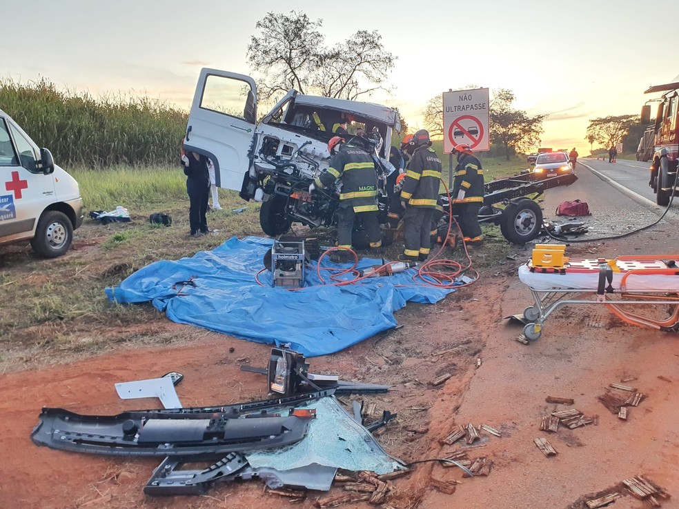 Bombeiros foram acionados para retirar o motorista das ferragens após colisão traseira entre caminhões, em Tabatinga — Foto: Arquivo pessoal