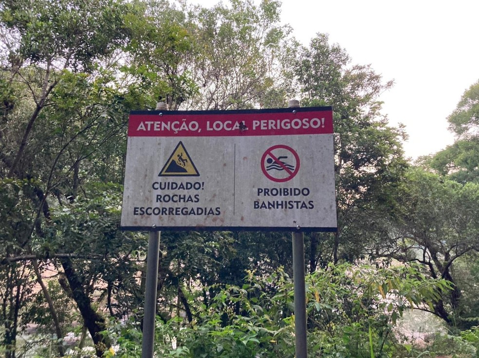 Placa no leito do Rio das Antas, na Serra do RS, sinaliza risco de queda em rochas escorregadias — Foto: Douglas Pasuch/Prefeitura de Nova Roma do Sul/Divulgação