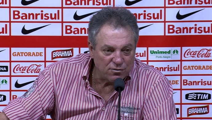 Abel Braga concede entrevista coletiva após jogo (Foto: Reprodução/RBS TV)