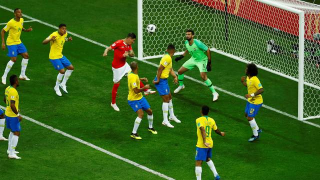 Zuber sobe para marcar o gol da Suíça contra o Brasil