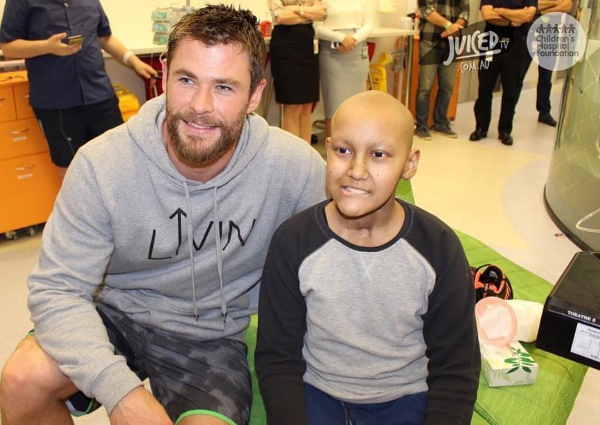 O ator Chris Hemsworth visita um hospital infantil (Foto: Instagram)