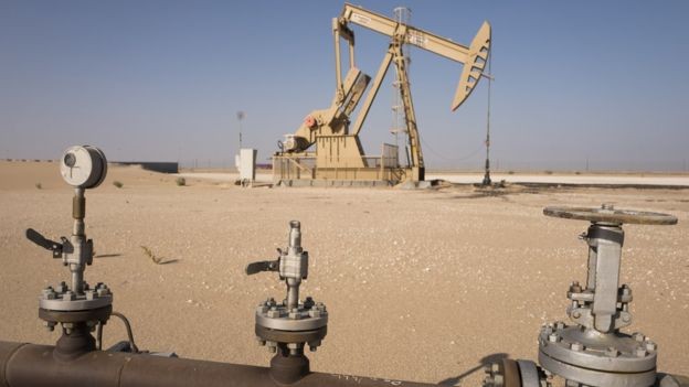 A Arábia Saudita controla uma porção enorme do suprimento global de combustível (Foto: GETTY IMAGES/via BBC News Brasil)