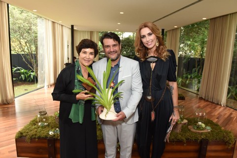 Nina Braga do Instituto E da Osklen recebeu o prêmio de grande empresa pelas mãos do Secretário Estatual do Meio Ambiente, Maurício Brusadin