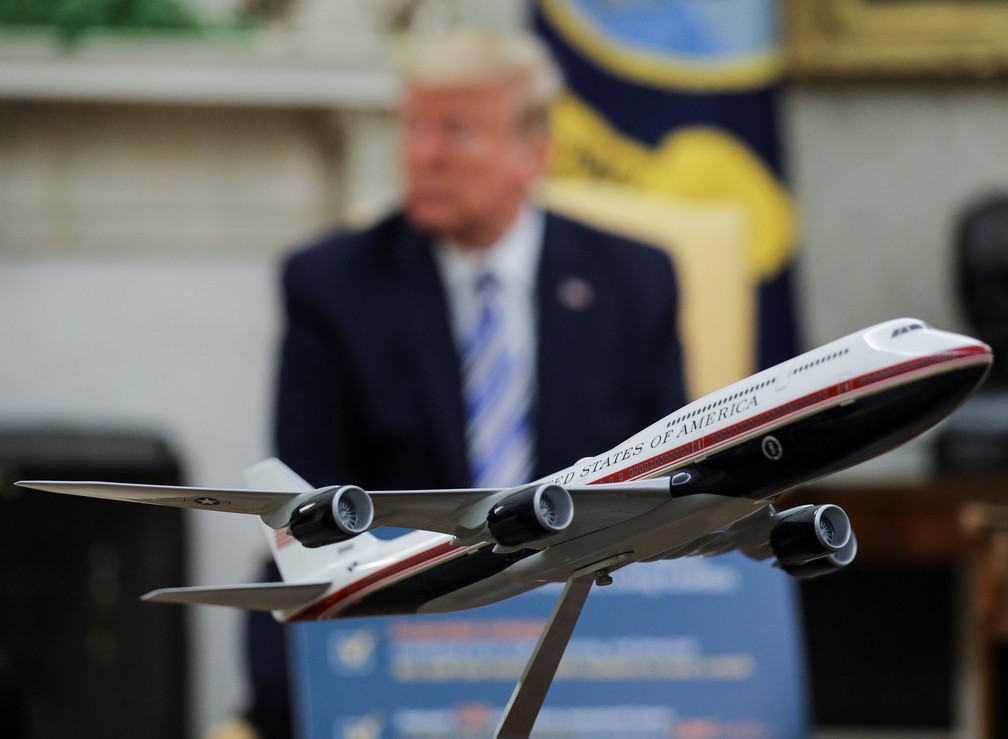 Presidente dos EUA, Donald Trump, concede entrevista na Casa Branca nesta terça-feira (28). Em primeiro plano, uma réplica de um avião oficial norte-americano — Foto: Carlos Barria/Reuters