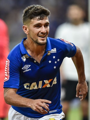 Arrascaeta completou jogada ensaiada para marcar o quarto gol do Cruzeiro diante do Corinthians (Foto: Juliana Flister/Light Press)