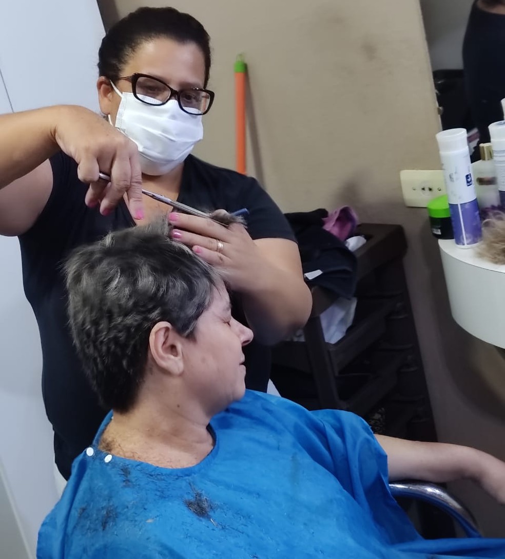 Familiares raspam a cabeça para apoiar paciente em tratamento de câncer de mama — Foto: Rosa Maria de Campos Ferreira 