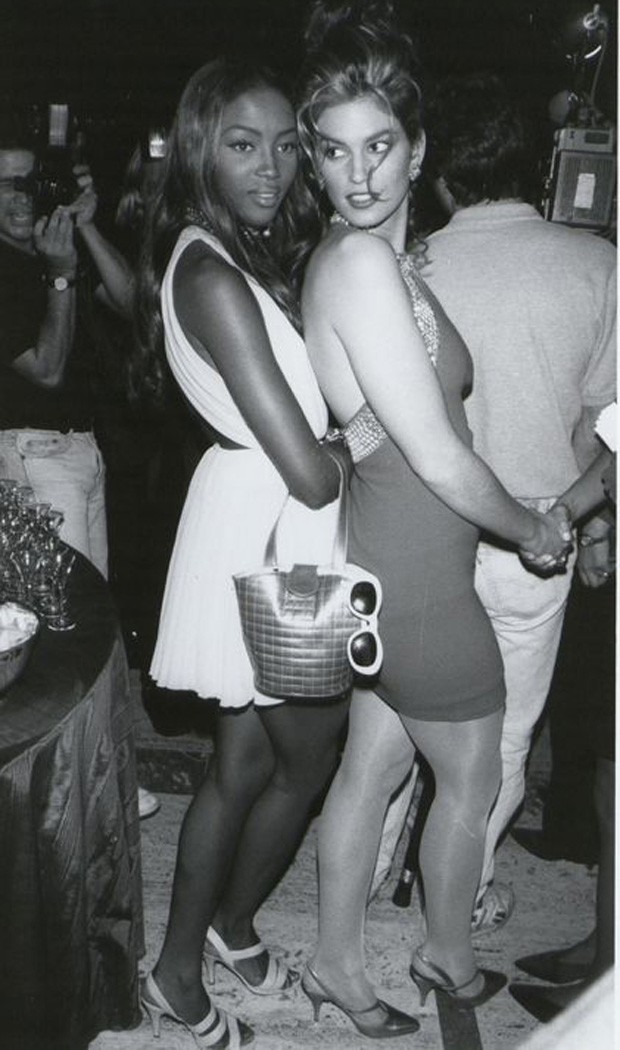 Cindy Crawford e Naomi Campbell em uma festa nos anos 90 (Foto: Reprodução)