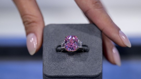 Raro diamante rosa estimado em US$ 35 milhões vai a leilão em NY